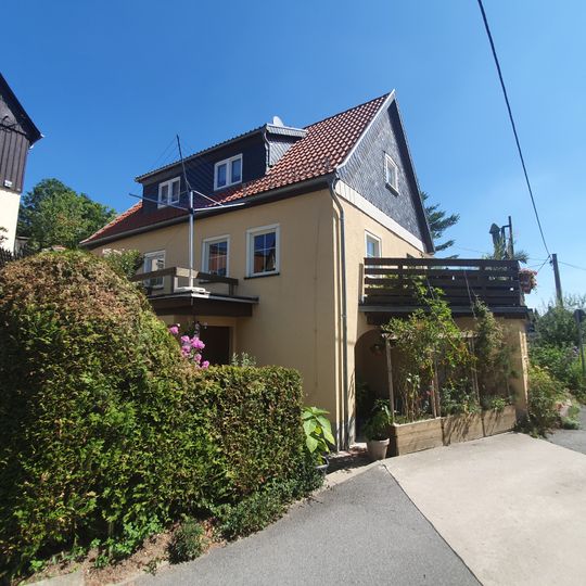 Wohnhaus in offener Bebauung, mit Nebengebäude An der Wehrbrücke 13