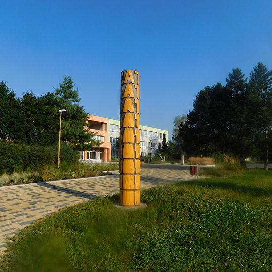 Plastika před školou v ulici Jana Žižky v Otrokovicích