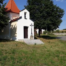 Kříž u kaple v Krchově Lomné