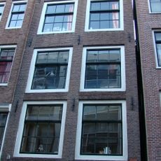 Huis waarvan de insteek in de gevel boven de toen zeer gereduceerde houten pui is getrokken
