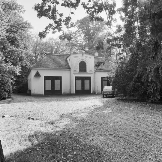 Oranjestein, koetshuis met schuur