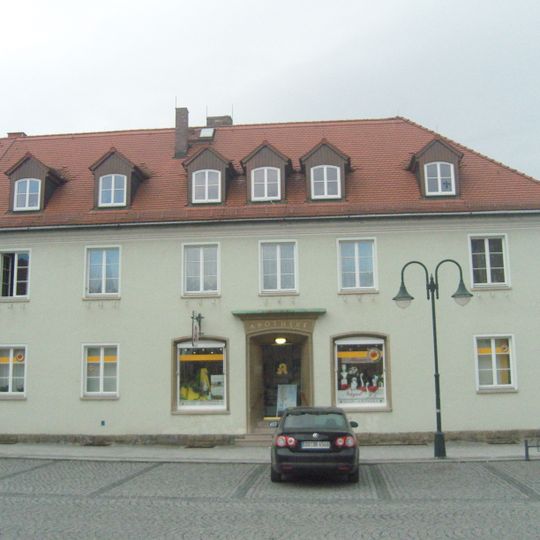 Wohnhaus mit Apotheke in geschlossener Bebauung Dresdner Straße 1