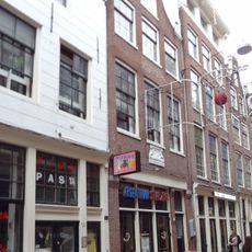 Pand met klokgevel met gevelsteen