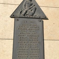 Pamětní deska obětem 5. 5. 1945 na budově Budějovická 64/5 v Praze