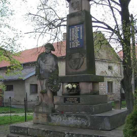 Pomník padlým ve středu Vykáně