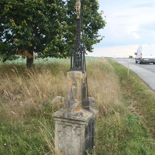 Kříž u polní cesty u Hostákova