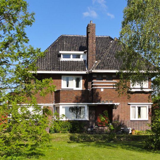 Villaboerderij met voorhuis in regionale Amsterdamse Schoolstijl en aangebouwde bijschuur