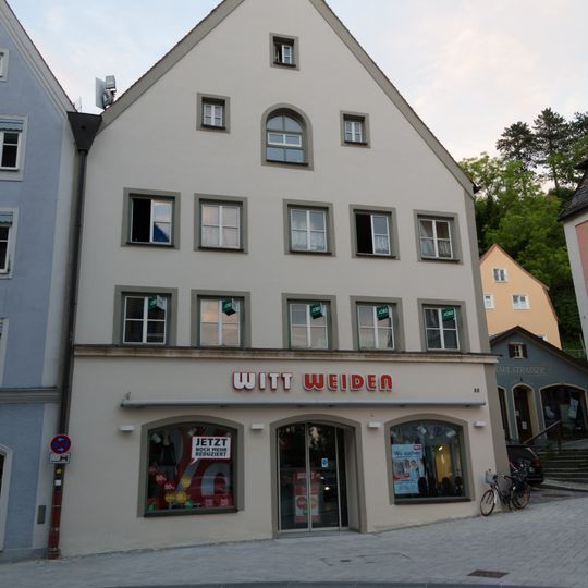 Wohn- und Geschäftshaus