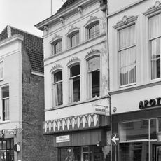 Hoekpand met gepleisterde lijstgevel en Art Deco-winkelpui