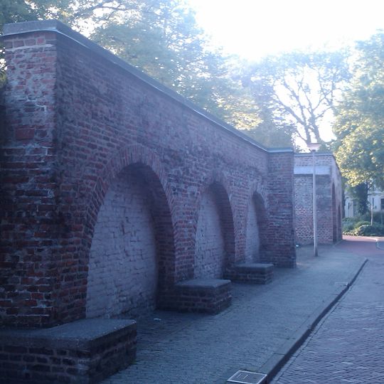Pand, waarin een deel van de laat-middeleeuwse stadsmuur is bewaard gebleven
