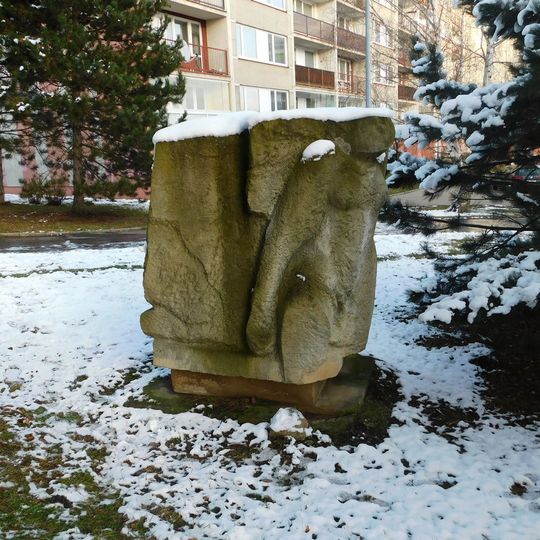 Pískovcová plastika v ulici Mrkvičkova v Řepích