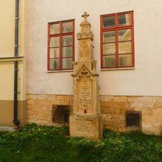 Kříž na zrušeném hřbitově u kostela Narození Panny Marie v Hořicích