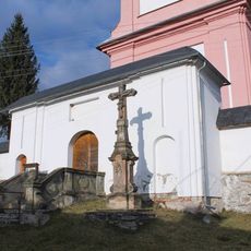 Kříž v Jakubovicích před kostelem