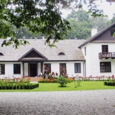 Zespół dworsko-parkowy – dwór, park z alejami (grabową i lipową), stawem z wyspą oraz z drzewostanem