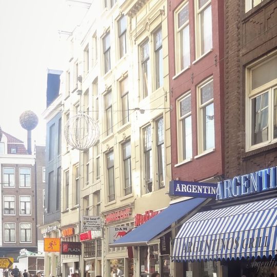 Huis met stucversiering en afsluitende klossenlijst