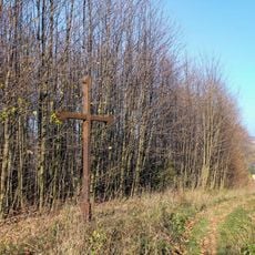 Dřevěný kříž u Sovince vedle lesní stezky