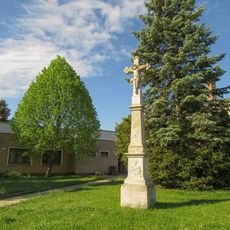 Kříž ve Zvoli na návsi