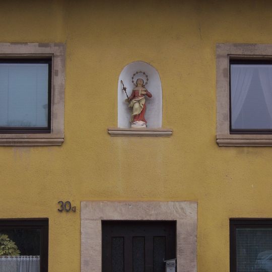 Nischenfigur an Hausner Gasse 30a