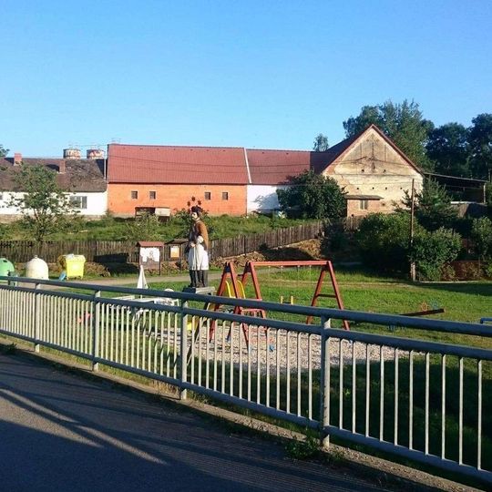 Socha svatého Jana Nepomuckého na mostě v Nové Vsi