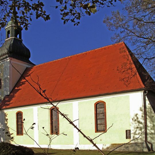 Kirche , Kirchhof mit Einfriedungsmauer, Grabmalen und Denkmal für die Gefallenen des 1. Weltkrieges Pfarrgasse 4