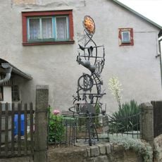 Kovová plastika Kovářská DNA u domu Poštovní 36 v Bečově nad Teplou