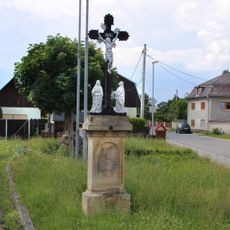 Kříž v Sobáčově na návsi