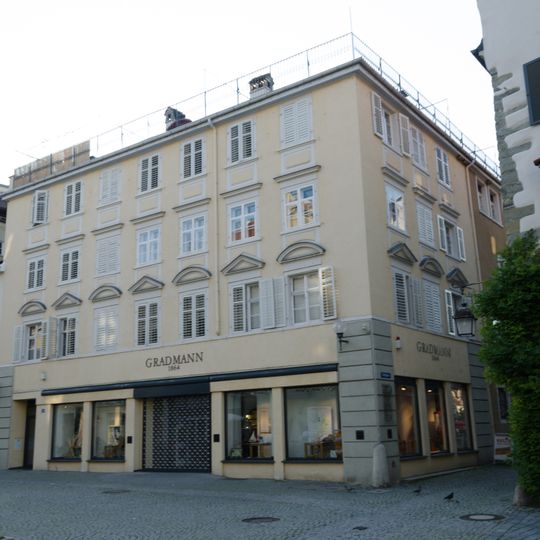 Wohn- und Geschäftshaus