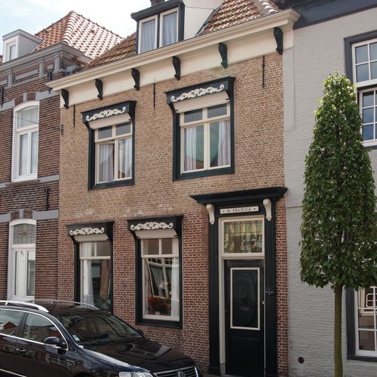 Onderkelderd pand met gepleisterde rechte gevel