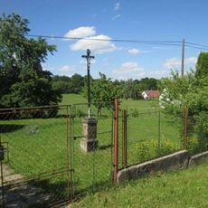 Kříž v Pelci v zahradě