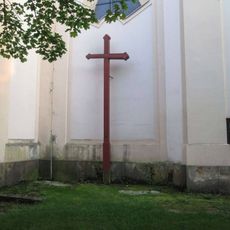 Kříž u kostela ve Městě Touškov