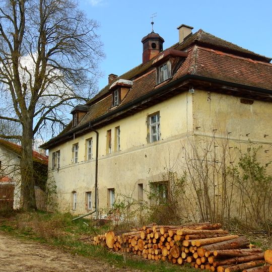 Gutshof an Stelle der Vorburg der mittelalterlichen Burg der Herren von Polanten, dann der Familie von Morsbach