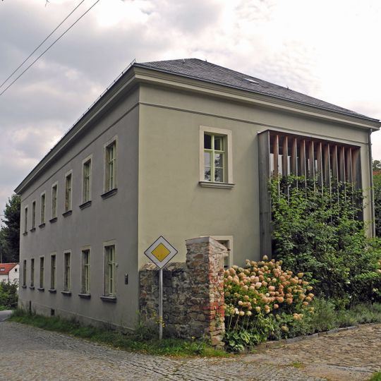 Pfarrhaus, Reste der Einfriedungsmauer mit Tor sowie Pfarrgarten Langebrücker Straße 2