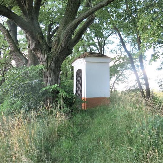 Kaplička u cesty severně od Velkého Hubenova