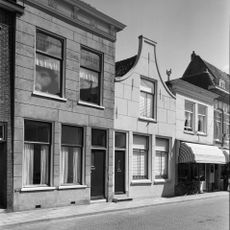 Huis met gepleisterde tuitgevel