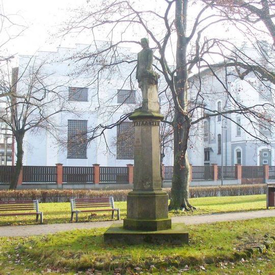 Pomník Hynka z Valdštejna na Palackého náměstí v Dobrovici