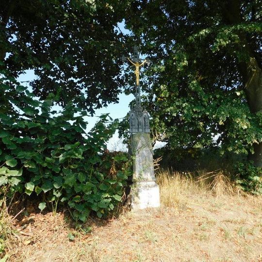 Kříž u silnice severovýchodně od Chlumu