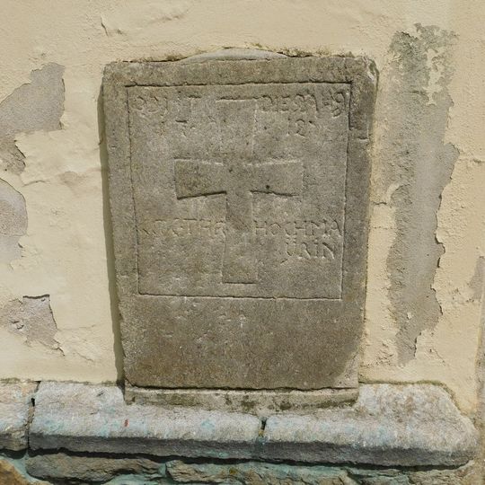Křížový kámen II zazděný do věže kostela ve Stonařově