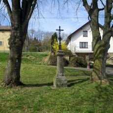 Kříž v Čejkovech u křižovatky