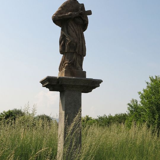 Socha svatého Jana Nepomuckého s profilovanou římsou