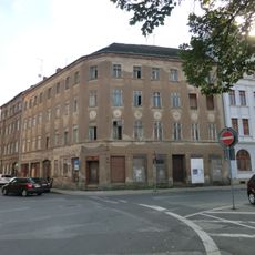 Mietshaus in geschlossener Bebauung, mit Laden mit originaler Front, Eckhaus Postplatz 8 (Konsulstraße 68)