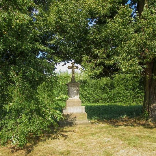 Kříž na okraji Stádla u zastávky