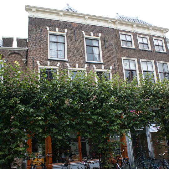 Pand met gevel met rechte kroonlijst, onderpui verbouwd