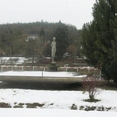 Socha dívky v areálu vodárny v Podmoráni