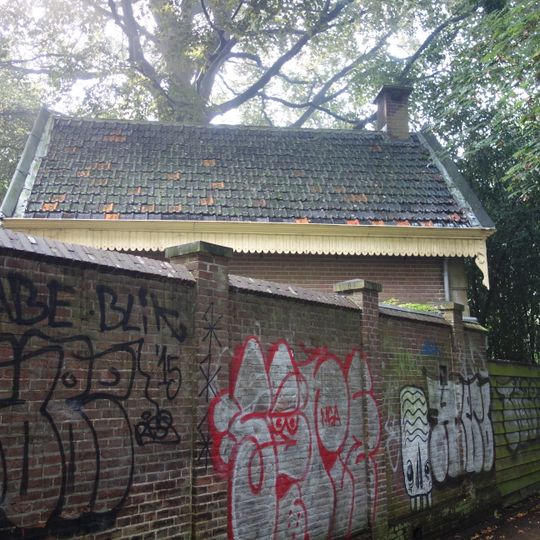 Bijgebouw met prieel