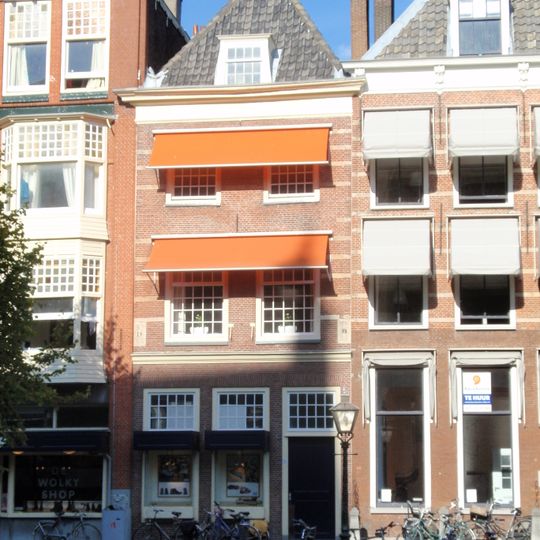 Pand met gevel met rechte kroonlijst, van speklagen voorzien