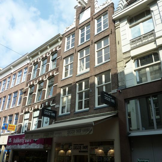 Pand met halsgevel met gedeelde vleugelstukken en ornament in de volutenafdekking