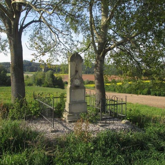 Kříž severně od Zhořce u zatáčky