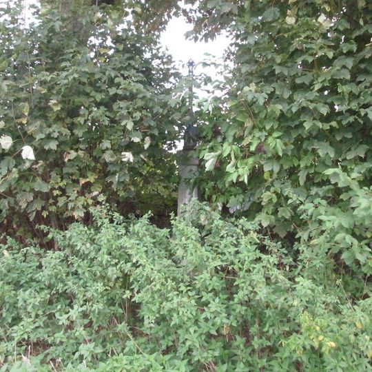 Kříž jižně od Mrákova u polní cesty ve svahu