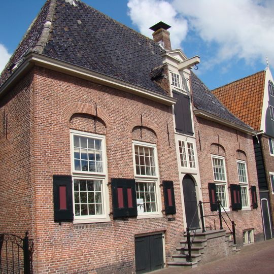 Bakstenen huis met schilddak