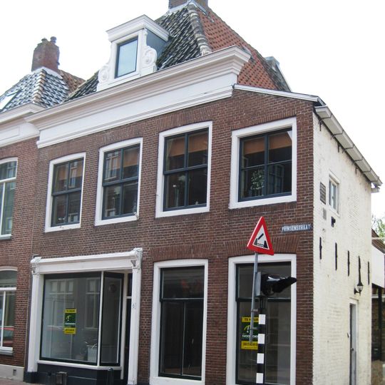 Eenvoudig pand met rechte kroonlijst en achtergevel met puntvormige top